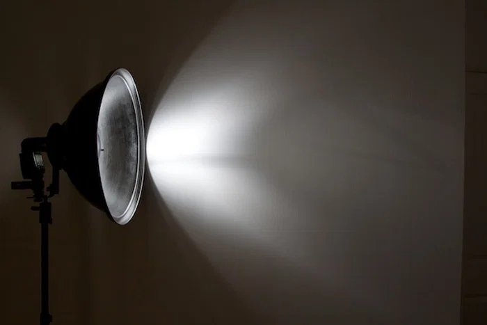 Beauty dish light modifier beam on wall