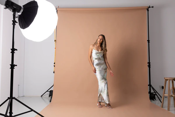 Model photoshoot setup with softboxes on beige backdrop