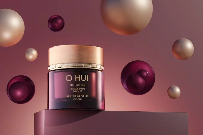 3D product photography of a skincare cream jar with floating spheres.